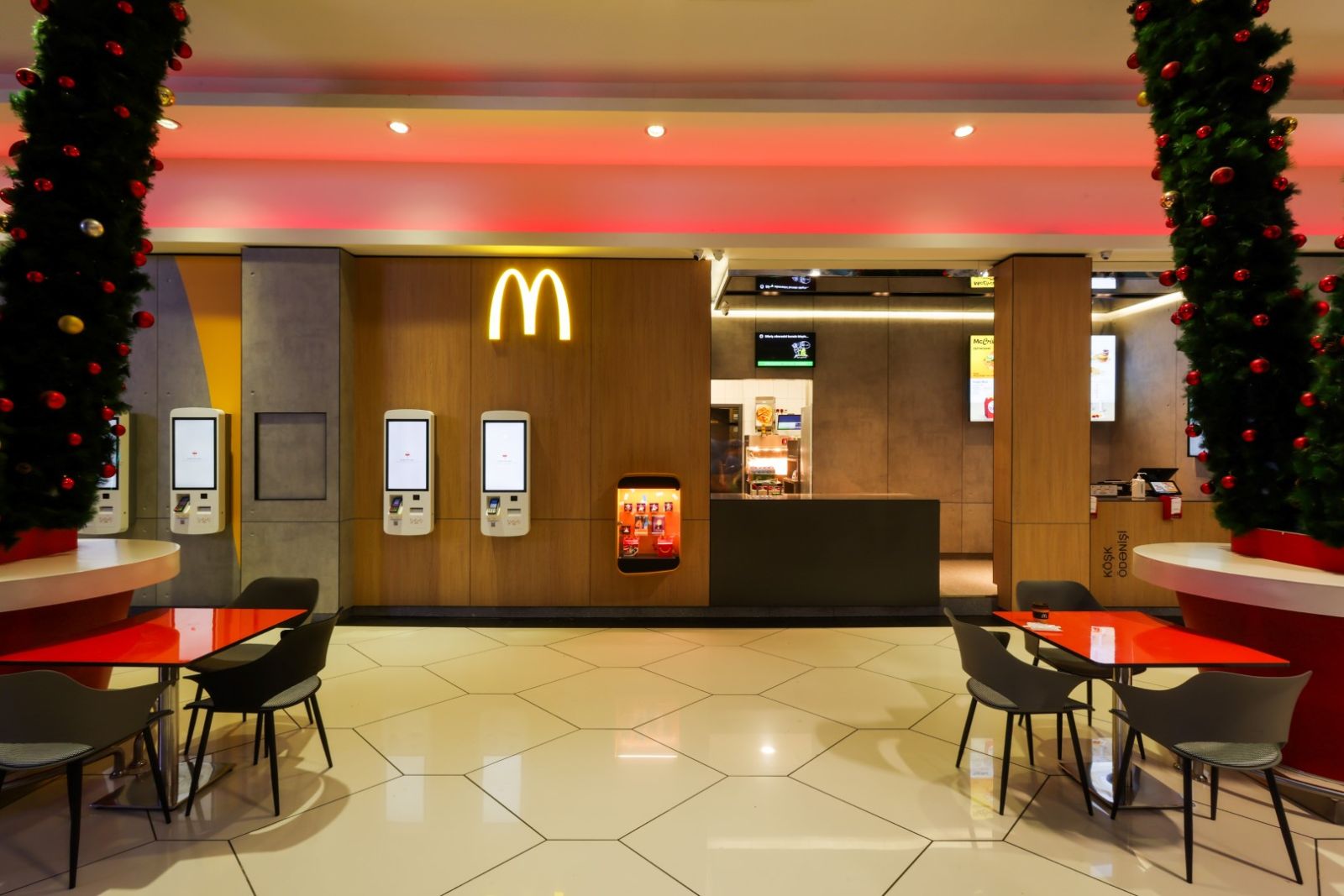“Metropark”da yeni “McDonald’s” restoranı açıldı (FOTO)