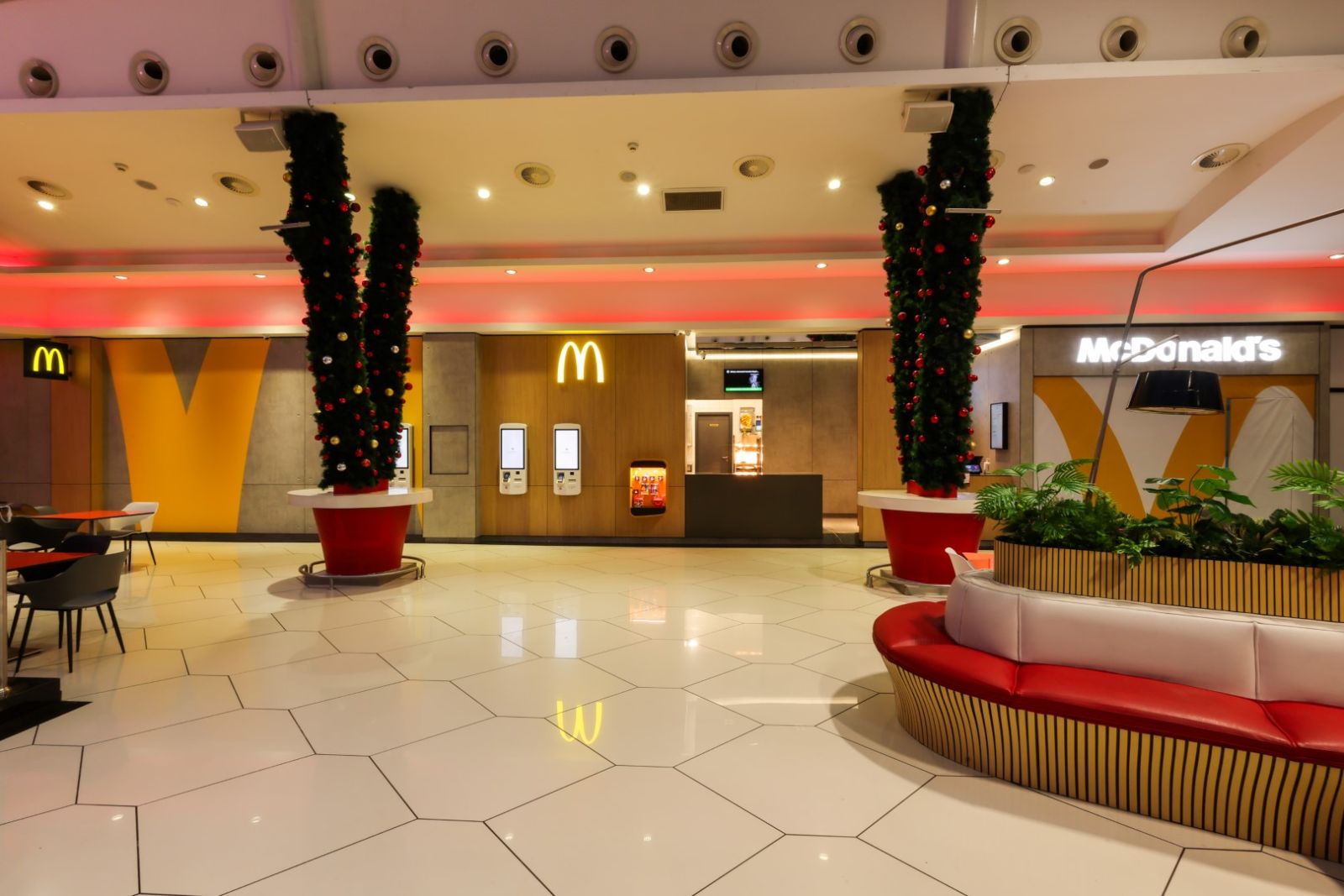 “Metropark”da yeni “McDonald’s” restoranı açıldı (FOTO)