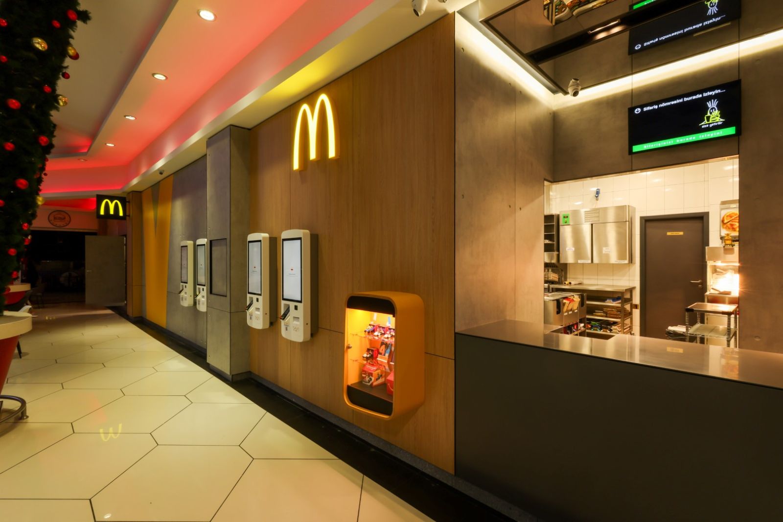 “Metropark”da yeni “McDonald’s” restoranı açıldı (FOTO)