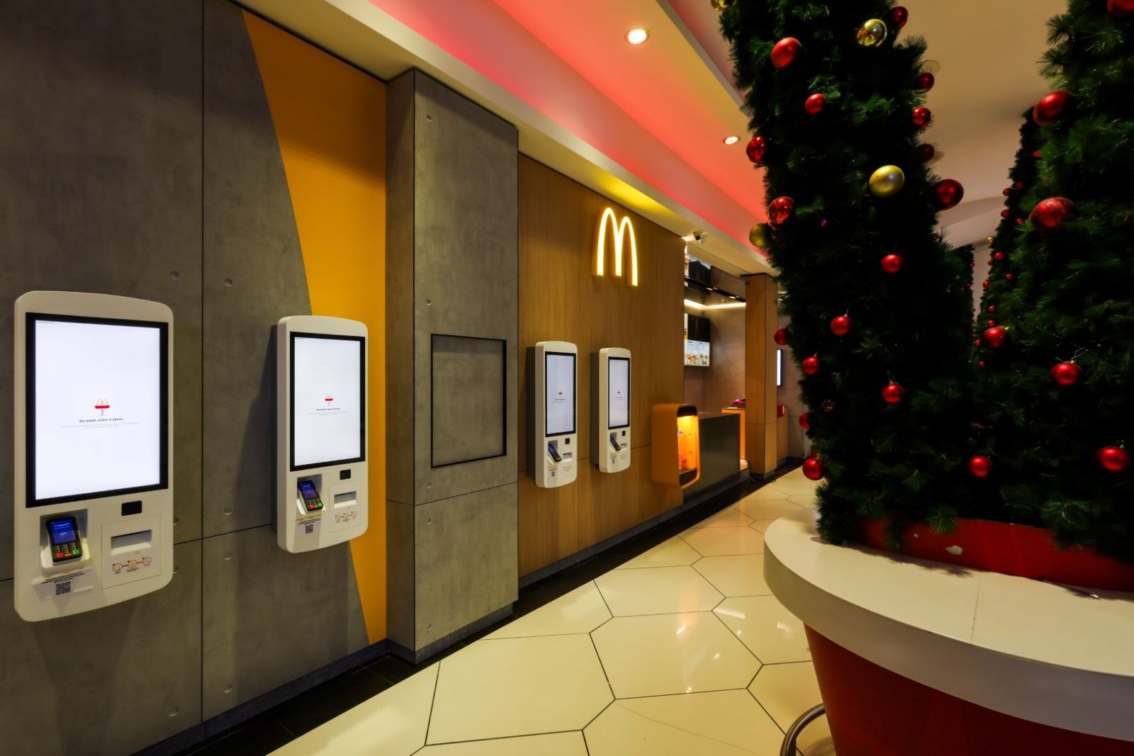 “Metropark”da yeni “McDonald’s” restoranı açıldı (FOTO)