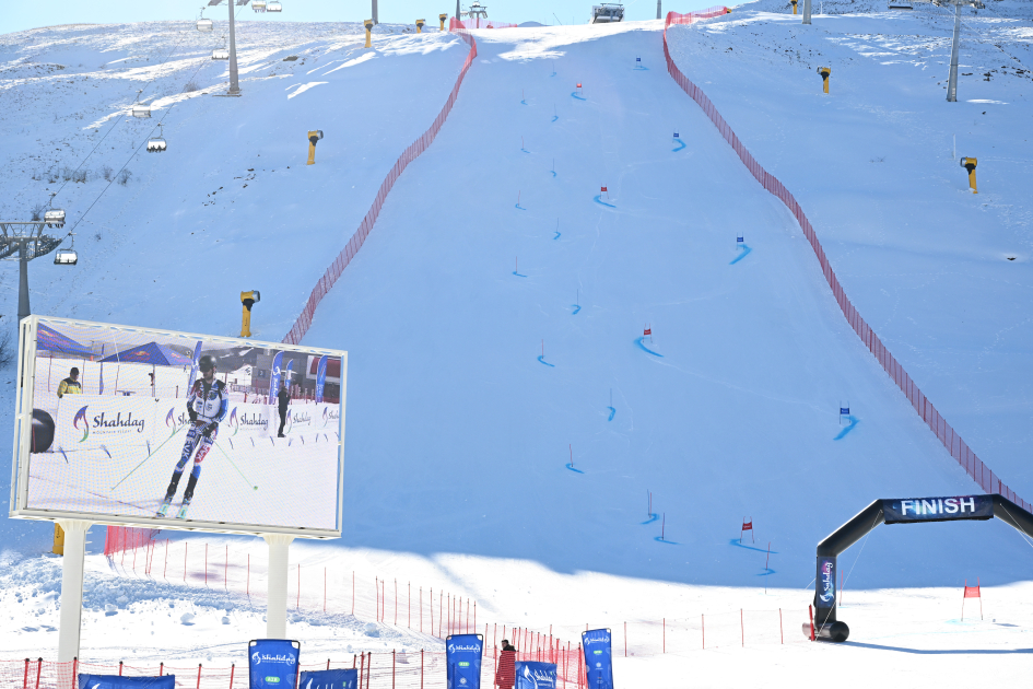 Prezident İlham Əliyev və Birinci xanım Mehriban Əliyeva Şahdağda “Lakeside” hotelində aparılmış işlərlə və “Xizək klubu” binasının tikintisi ilə tanış olublar (YENİLƏNİB-2) (FOTO/VİDEO)