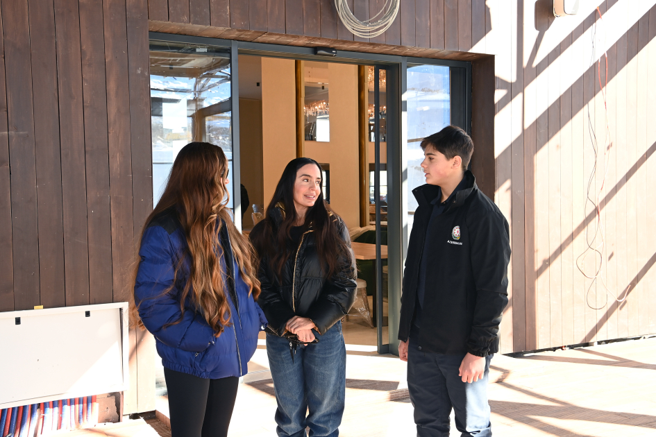 Prezident İlham Əliyev və Birinci xanım Mehriban Əliyeva Şahdağda “Lakeside” hotelində aparılmış işlərlə və “Xizək klubu” binasının tikintisi ilə tanış olublar (YENİLƏNİB-2) (FOTO/VİDEO)