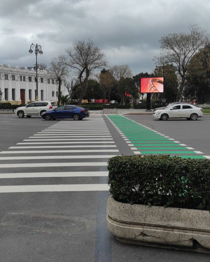 Neftçilər prospektində piyada zolağı salınıb (FOTO)