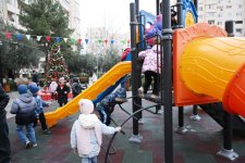 Heydər Əliyev Fondunun vitse-prezidenti Leyla Əliyeva və Baku Media Mərkəzinin rəhbəri Arzu Əliyevanın iştirakı ilə Bakıda yenilənmiş həyətlər istifadəyə verilib (FOTO)