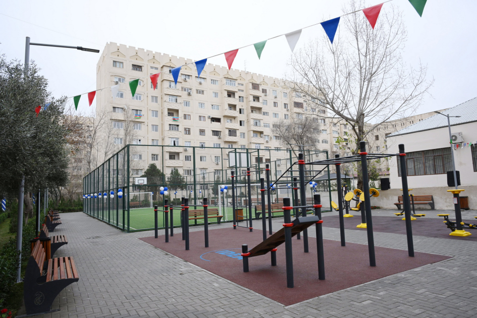 Heydər Əliyev Fondunun vitse-prezidenti Leyla Əliyeva və Baku Media Mərkəzinin rəhbəri Arzu Əliyevanın iştirakı ilə Bakıda yenilənmiş həyətlər istifadəyə verilib (FOTO)