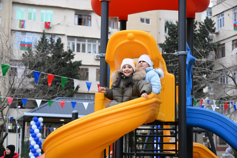 Heydər Əliyev Fondunun vitse-prezidenti Leyla Əliyeva və Baku Media Mərkəzinin rəhbəri Arzu Əliyevanın iştirakı ilə Bakıda yenilənmiş həyətlər istifadəyə verilib (FOTO)