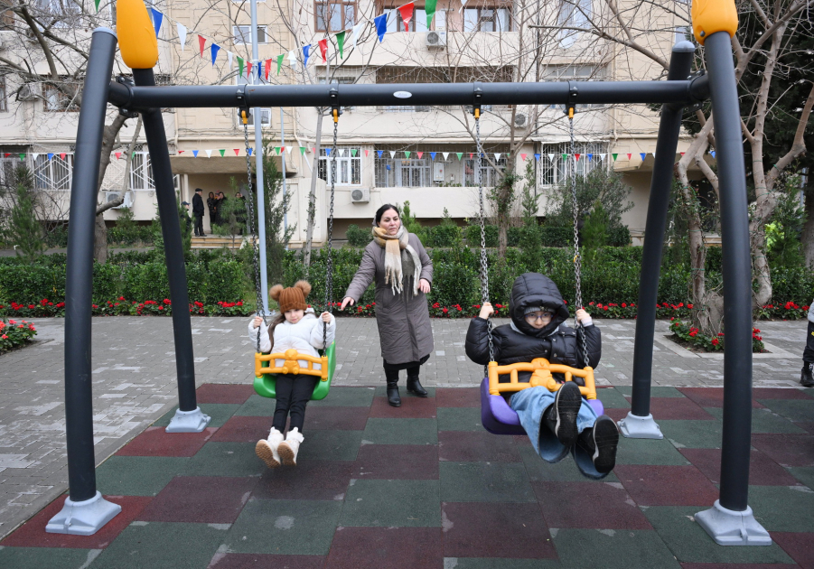 Heydər Əliyev Fondunun vitse-prezidenti Leyla Əliyeva və Baku Media Mərkəzinin rəhbəri Arzu Əliyevanın iştirakı ilə Bakıda yenilənmiş həyətlər istifadəyə verilib (FOTO)