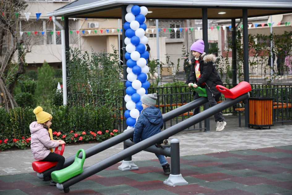 Heydər Əliyev Fondunun vitse-prezidenti Leyla Əliyeva və Baku Media Mərkəzinin rəhbəri Arzu Əliyevanın iştirakı ilə Bakıda yenilənmiş həyətlər istifadəyə verilib (FOTO)