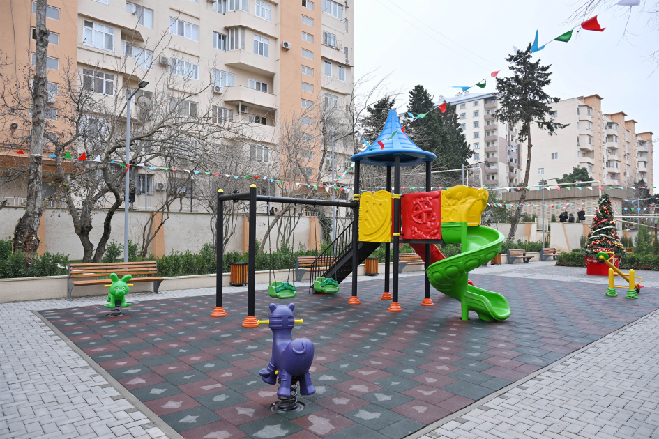 Heydər Əliyev Fondunun vitse-prezidenti Leyla Əliyeva və Baku Media Mərkəzinin rəhbəri Arzu Əliyevanın iştirakı ilə Bakıda yenilənmiş həyətlər istifadəyə verilib (FOTO)