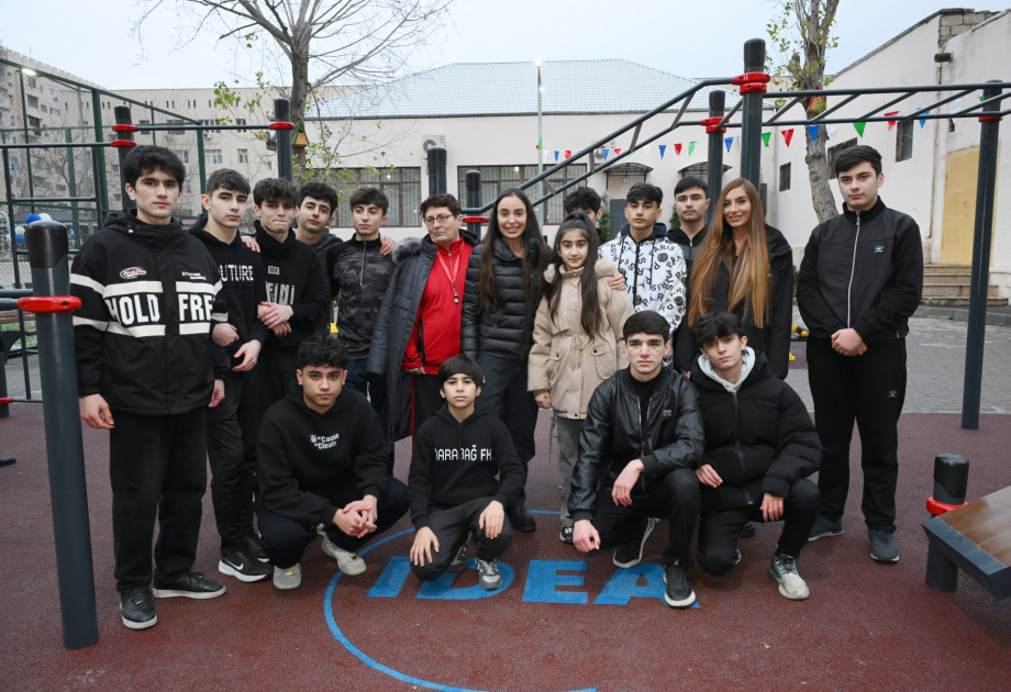 Heydər Əliyev Fondunun vitse-prezidenti Leyla Əliyeva və Baku Media Mərkəzinin rəhbəri Arzu Əliyevanın iştirakı ilə Bakıda yenilənmiş həyətlər istifadəyə verilib (FOTO)