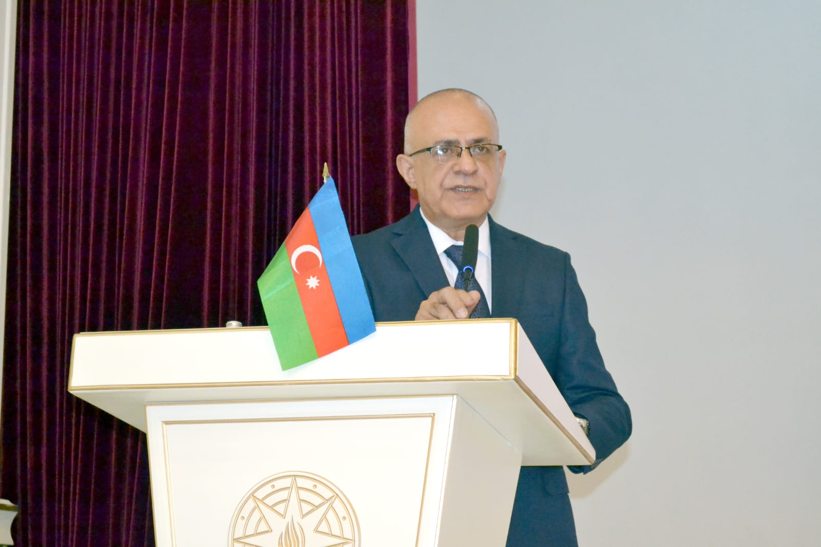 Borclunun təcili ehtiyac duyulduqda ölkəni tərk etməsinə imkan yaradılmaması hüquq fəlsəfəsinə ziddir – Elçin Mirzəbəyli