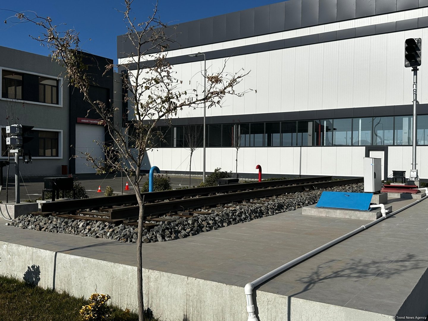 Azad edilən ərazilərdə çəkilən dəmiryol xətlərinin kommunikasiya avadanlıqları Ağdam Sənaye Parkında istehsal olunur (FOTO)