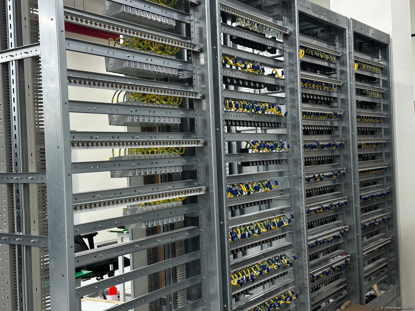 Azad edilən ərazilərdə çəkilən dəmiryol xətlərinin kommunikasiya avadanlıqları Ağdam Sənaye Parkında istehsal olunur (FOTO)