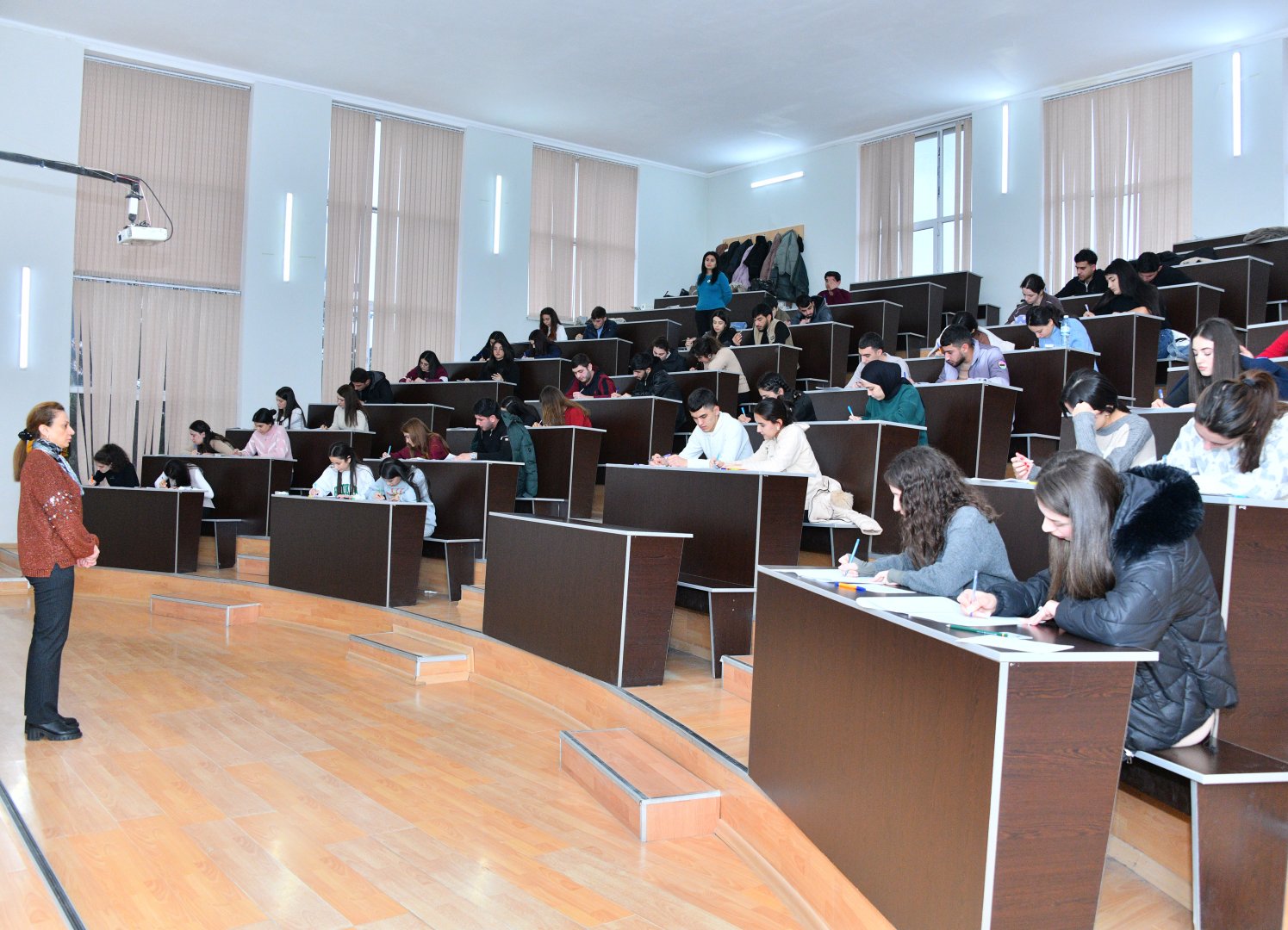 Bu universitetdə işçilər kütləvi ixtisar edilir? - RƏSMİ AÇIQLAMA