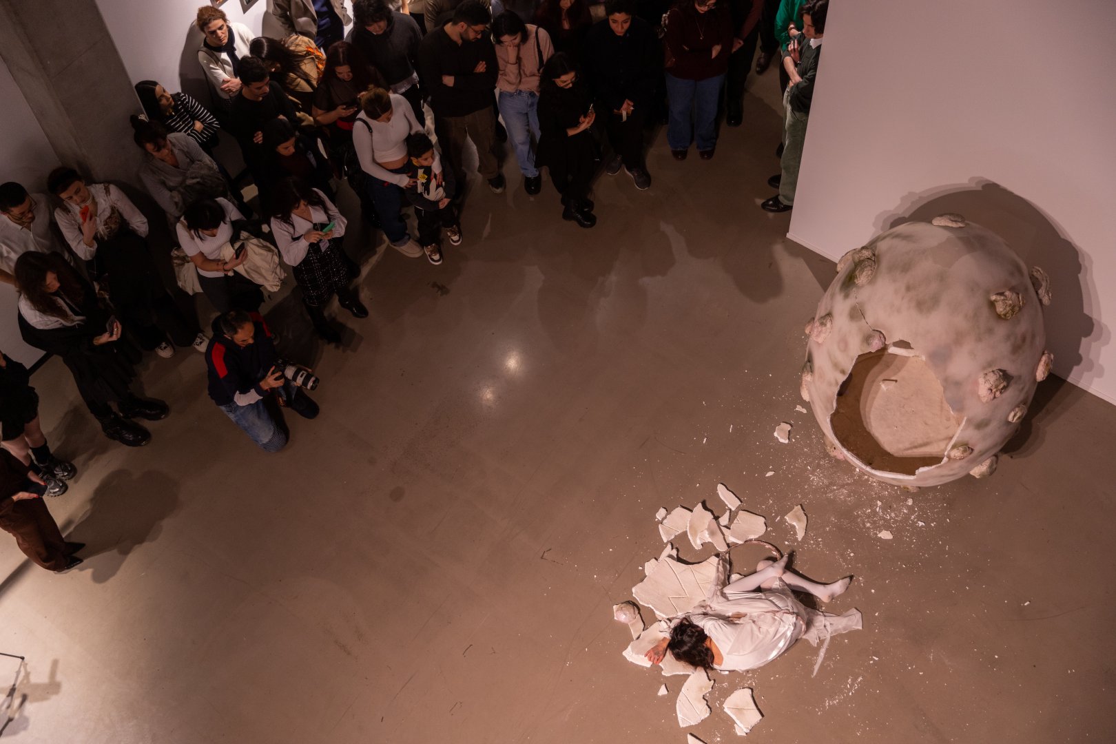 YARAT Müasir İncəsənət Məktəbinin ikinci buraxılış tələbələrinin “SONLUQDAN SONSUZLUĞA” yekun sərgsini təqdim etdi (FOTO)