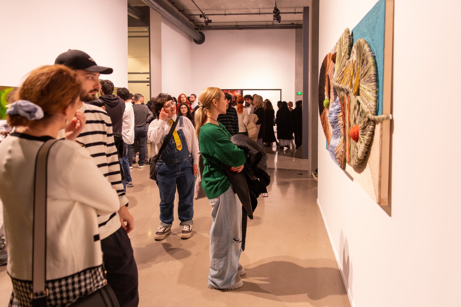 YARAT Müasir İncəsənət Məktəbinin ikinci buraxılış tələbələrinin “SONLUQDAN SONSUZLUĞA” yekun sərgsini təqdim etdi (FOTO)