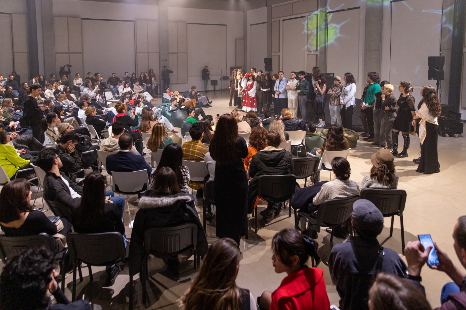 YARAT Müasir İncəsənət Məktəbinin ikinci buraxılış tələbələrinin “SONLUQDAN SONSUZLUĞA” yekun sərgsini təqdim etdi (FOTO)