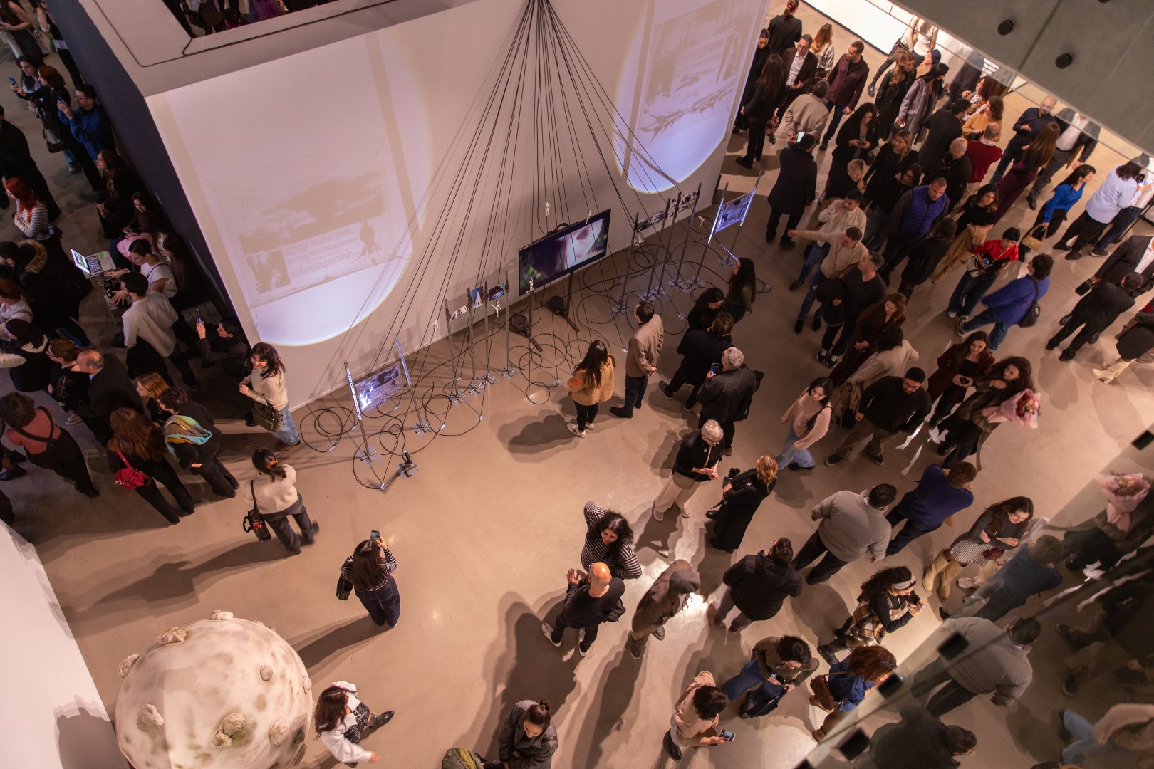 YARAT Müasir İncəsənət Məktəbinin ikinci buraxılış tələbələrinin “SONLUQDAN SONSUZLUĞA” yekun sərgsini təqdim etdi (FOTO)