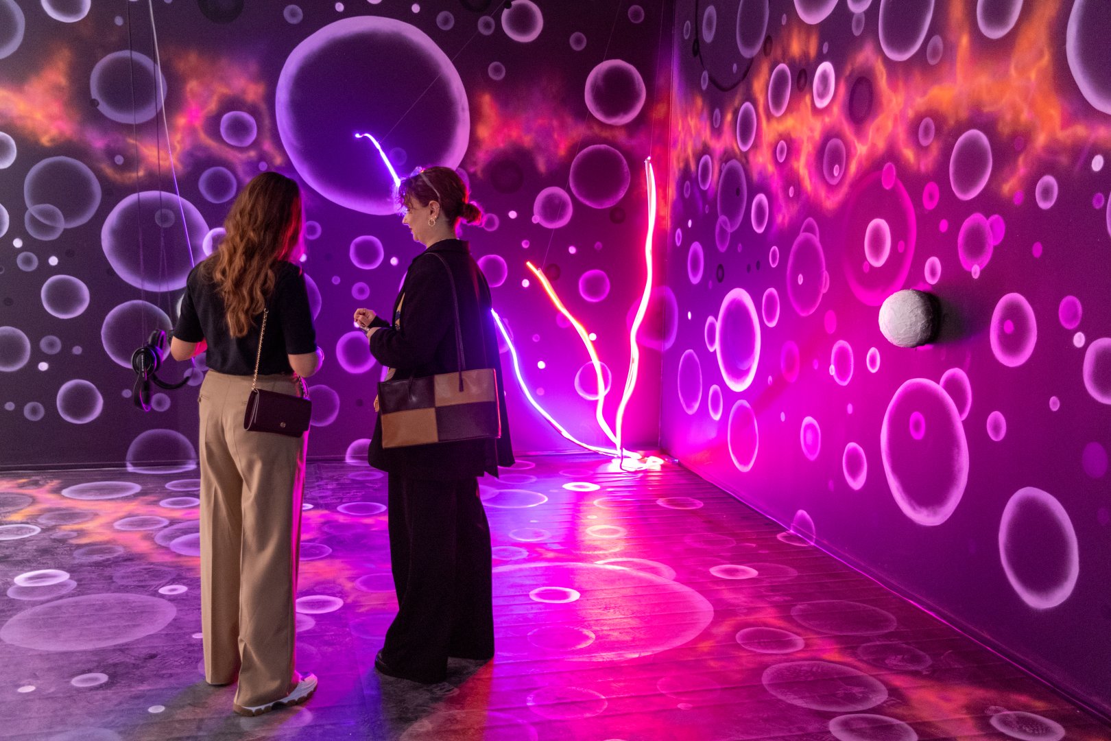 YARAT Müasir İncəsənət Məktəbinin ikinci buraxılış tələbələrinin “SONLUQDAN SONSUZLUĞA” yekun sərgsini təqdim etdi (FOTO)