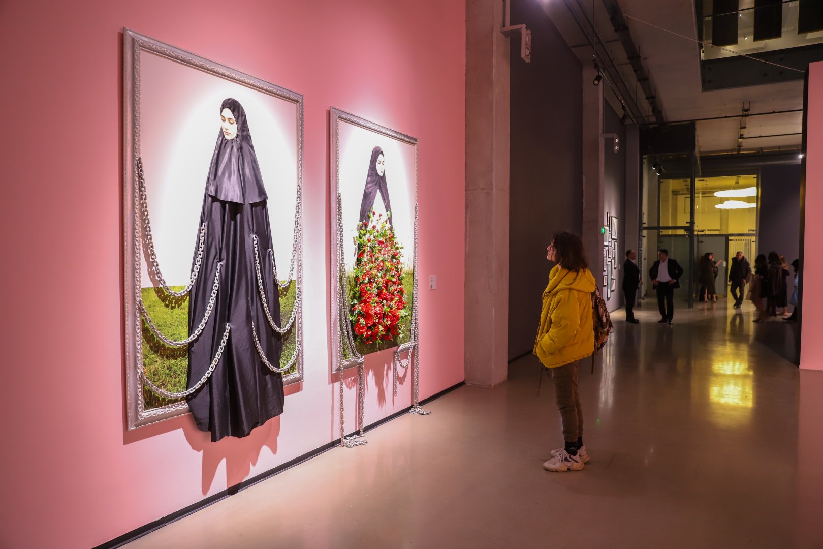 YARAT Müasir İncəsənət Məktəbinin ikinci buraxılış tələbələrinin “SONLUQDAN SONSUZLUĞA” yekun sərgsini təqdim etdi (FOTO)