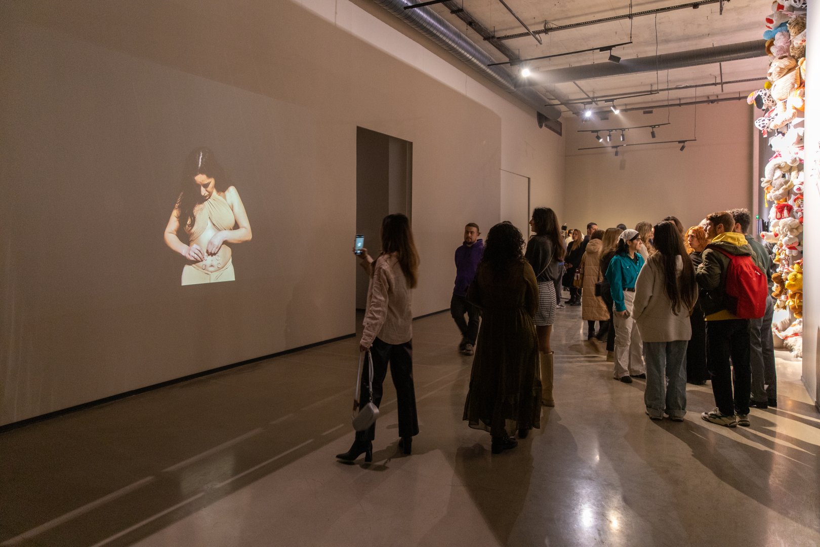 YARAT Müasir İncəsənət Məktəbinin ikinci buraxılış tələbələrinin “SONLUQDAN SONSUZLUĞA” yekun sərgsini təqdim etdi (FOTO)