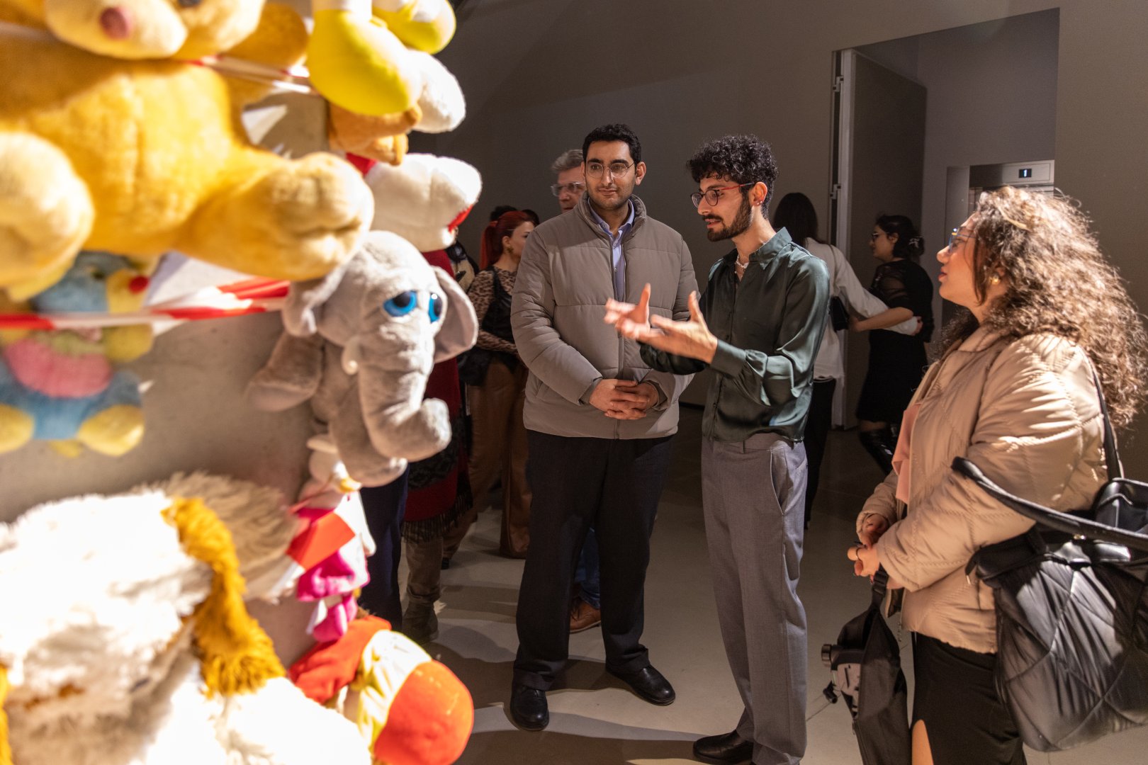 YARAT Müasir İncəsənət Məktəbinin ikinci buraxılış tələbələrinin “SONLUQDAN SONSUZLUĞA” yekun sərgsini təqdim etdi (FOTO)