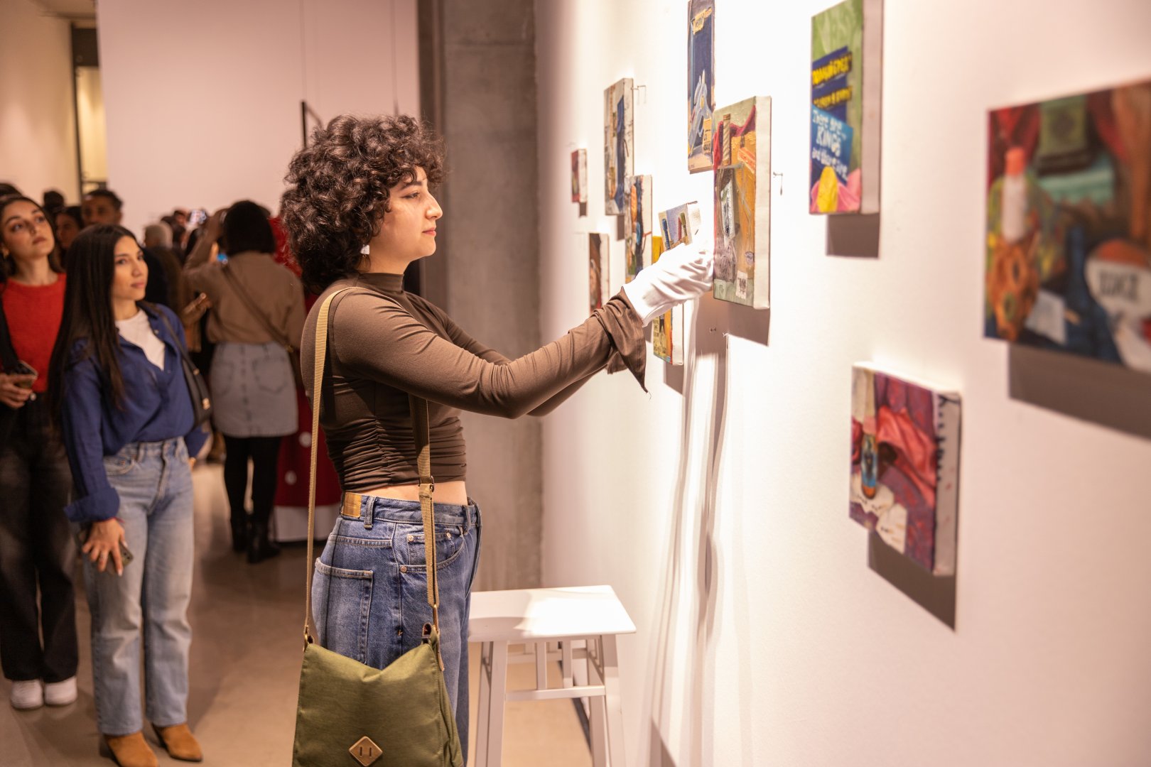 YARAT Müasir İncəsənət Məktəbinin ikinci buraxılış tələbələrinin “SONLUQDAN SONSUZLUĞA” yekun sərgsini təqdim etdi (FOTO)