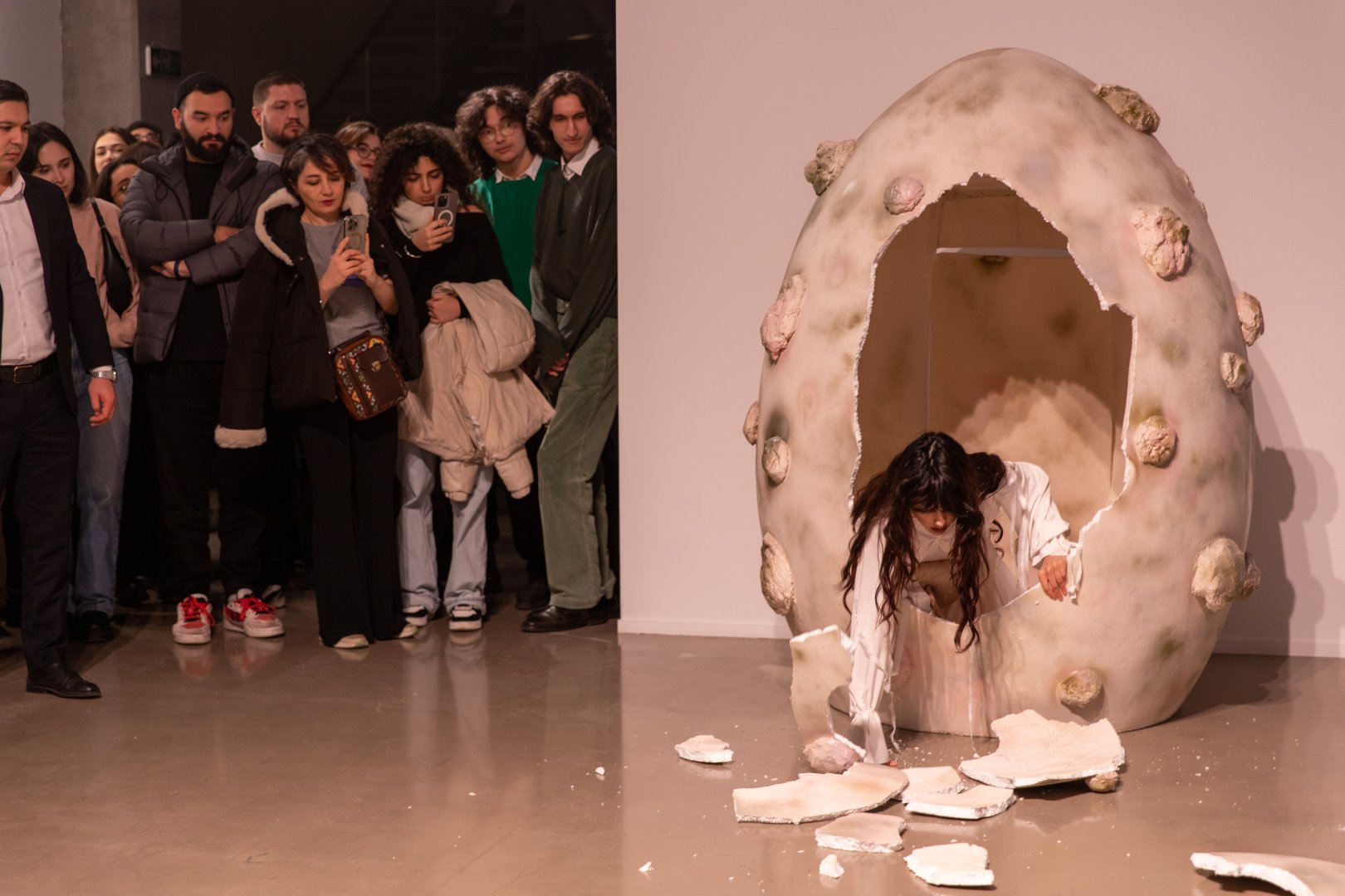 YARAT Müasir İncəsənət Məktəbinin ikinci buraxılış tələbələrinin “SONLUQDAN SONSUZLUĞA” yekun sərgsini təqdim etdi (FOTO)