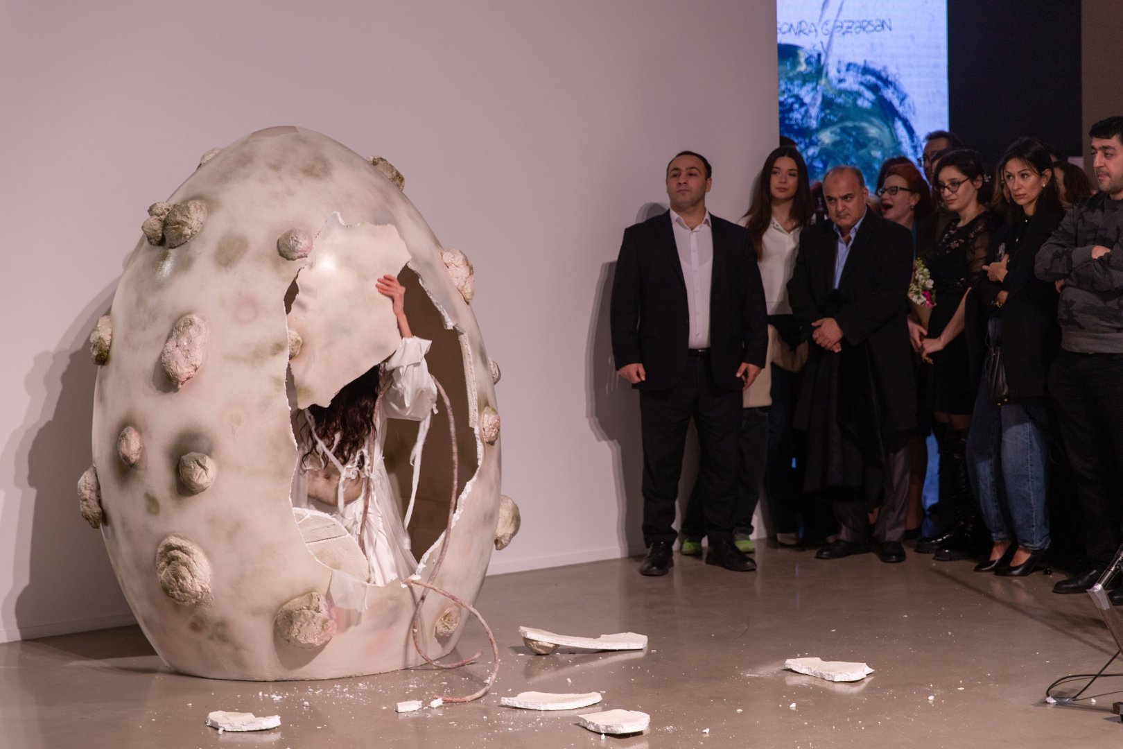 YARAT Müasir İncəsənət Məktəbinin ikinci buraxılış tələbələrinin “SONLUQDAN SONSUZLUĞA” yekun sərgsini təqdim etdi (FOTO)