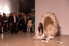 YARAT Müasir İncəsənət Məktəbinin ikinci buraxılış tələbələrinin “SONLUQDAN SONSUZLUĞA” yekun sərgsini təqdim etdi (FOTO)