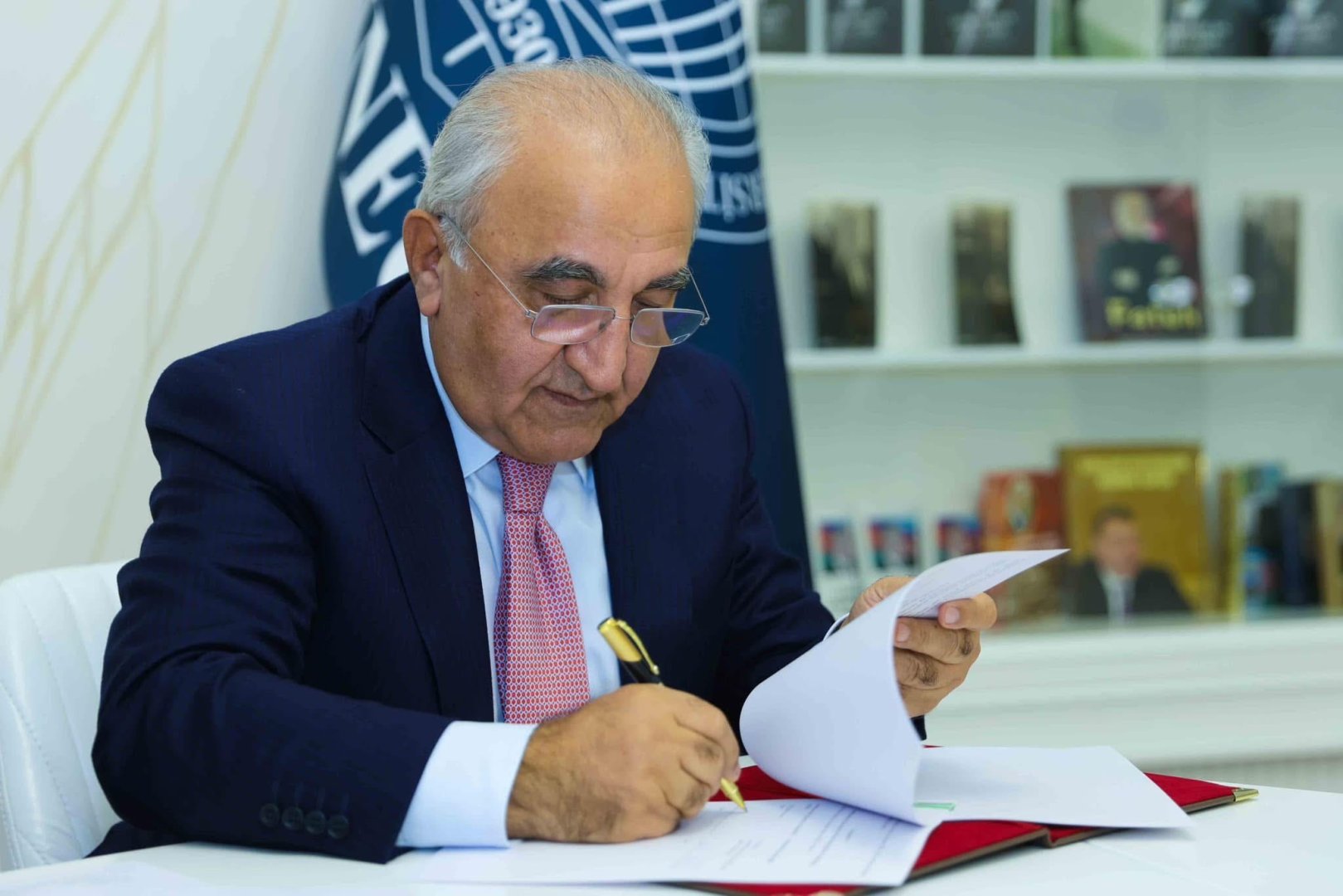 UNEC ilə Böyük Britaniyanın De Montfort Universiteti arasında memorandum imzalanıb (FOTO)