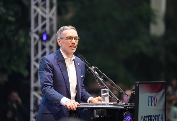 Avstriyada partiya sədri miqrasiyanı tam dayandırmağı tələb edir