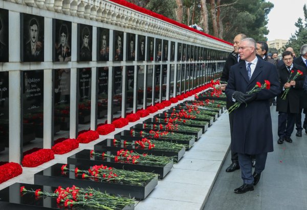 Böyük Britaniyanın Azərbaycandakı səfiri Şəhidlər Xiyabanını ziyarət edib
