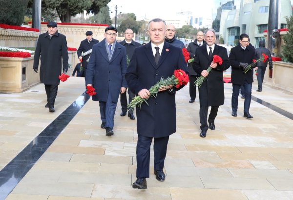 Səhiyyə Nazirliyinin rəhbərliyi və kollektivi 20 Yanvar şəhidlərinin əziz xatirəsini ehtiramla yad ediblər (FOTO)