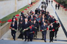 Səhiyyə Nazirliyinin rəhbərliyi və kollektivi 20 Yanvar şəhidlərinin əziz xatirəsini ehtiramla yad ediblər (FOTO)