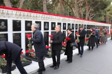 Səhiyyə Nazirliyinin rəhbərliyi və kollektivi 20 Yanvar şəhidlərinin əziz xatirəsini ehtiramla yad ediblər (FOTO)