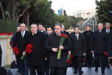 Azərbaycan xalqı 20 Yanvar faciəsi qurbanlarının əziz xatirəsini yad edib (FOTO)
