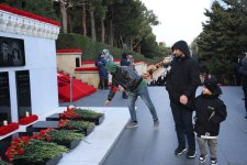 Azərbaycan xalqı 20 Yanvar faciəsi qurbanlarının əziz xatirəsini yad edib (FOTO)