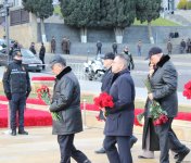 Azərbaycan xalqı 20 Yanvar faciəsi qurbanlarının əziz xatirəsini yad edib (FOTO)