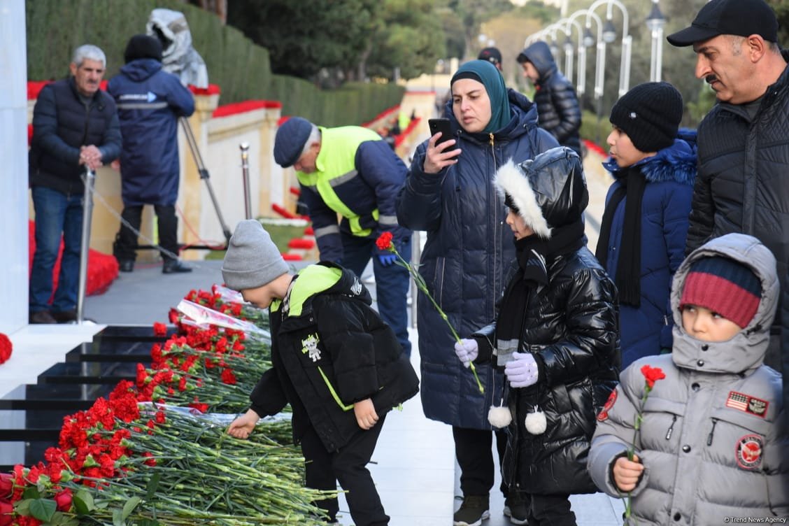 Azərbaycan xalqı 20 Yanvar faciəsi qurbanlarının əziz xatirəsini yad edib (FOTO)