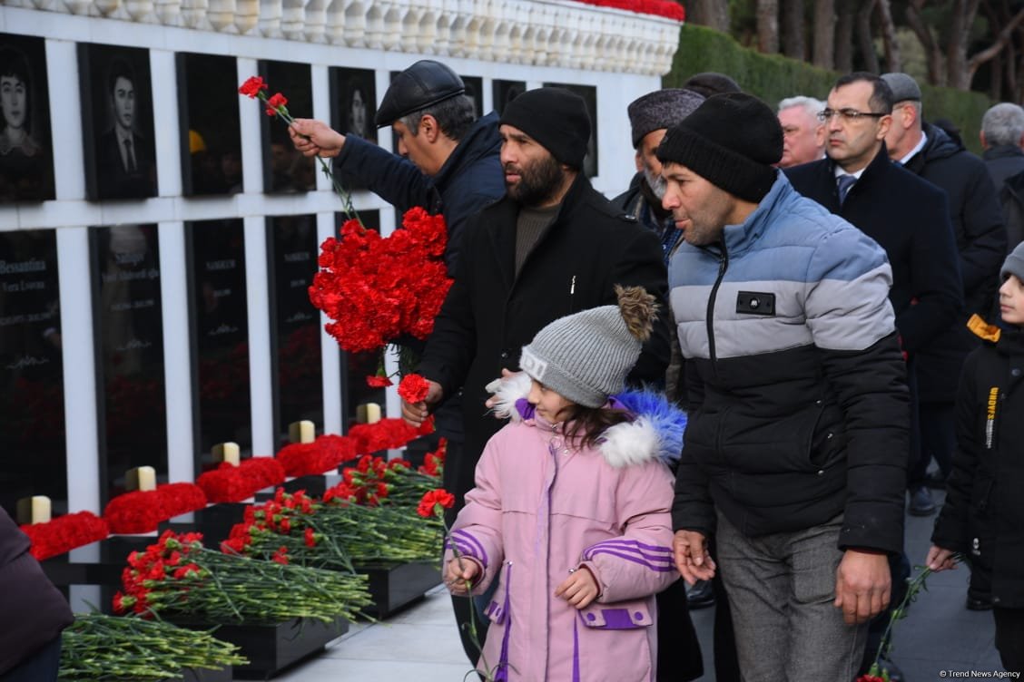 Azərbaycan xalqı 20 Yanvar faciəsi qurbanlarının əziz xatirəsini yad edib (FOTO)