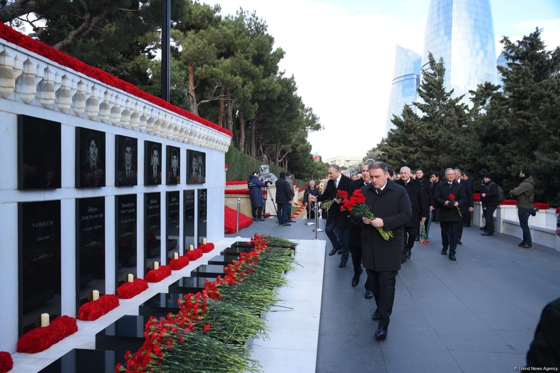Azərbaycan xalqı 20 Yanvar faciəsi qurbanlarının əziz xatirəsini yad edib (FOTO)