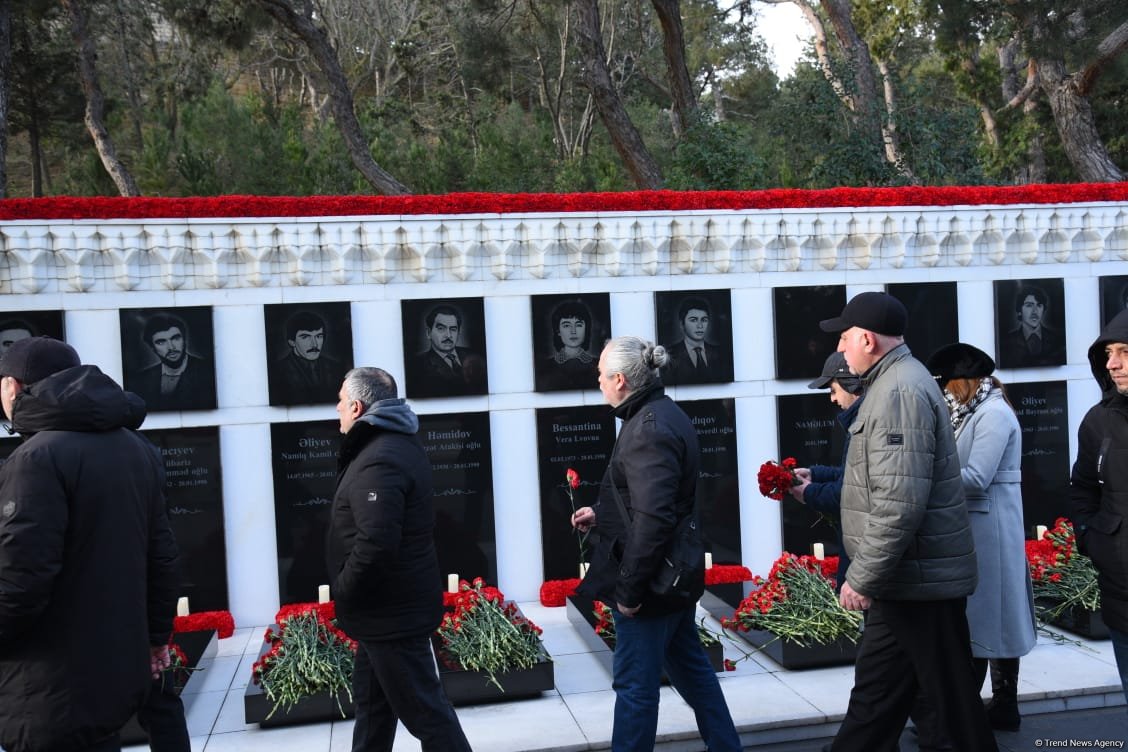 Azərbaycan xalqı 20 Yanvar faciəsi qurbanlarının əziz xatirəsini yad edib (FOTO)