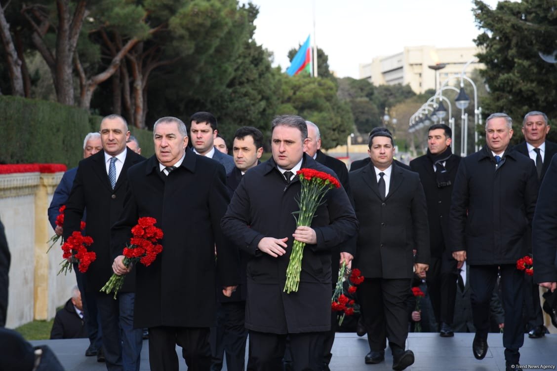 Azərbaycan xalqı 20 Yanvar faciəsi qurbanlarının əziz xatirəsini yad edib (FOTO)