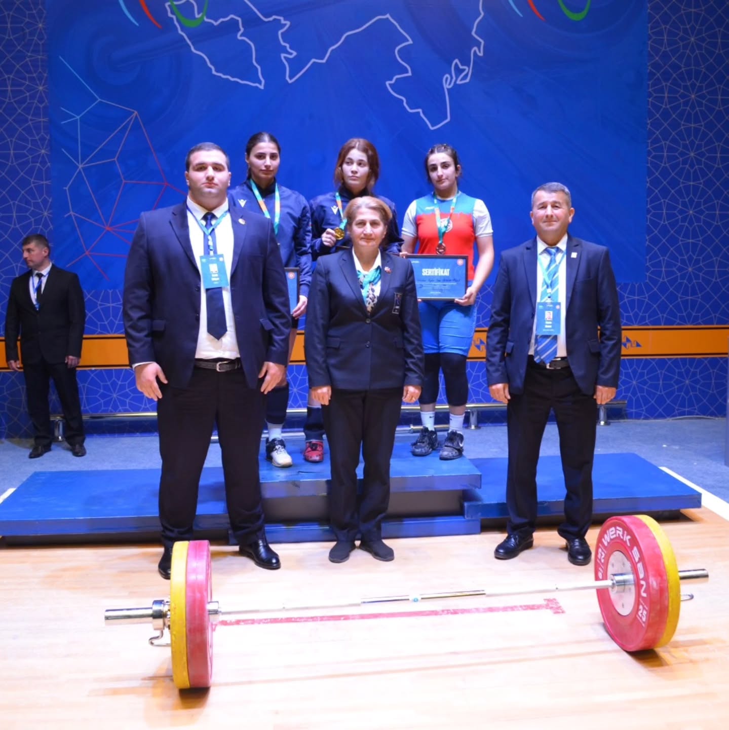 Ağırlıqqaldırma üzrə Azərbaycan çempionatında qadın atletlər qalibləri müəyyənləşdiriblər (FOTO)