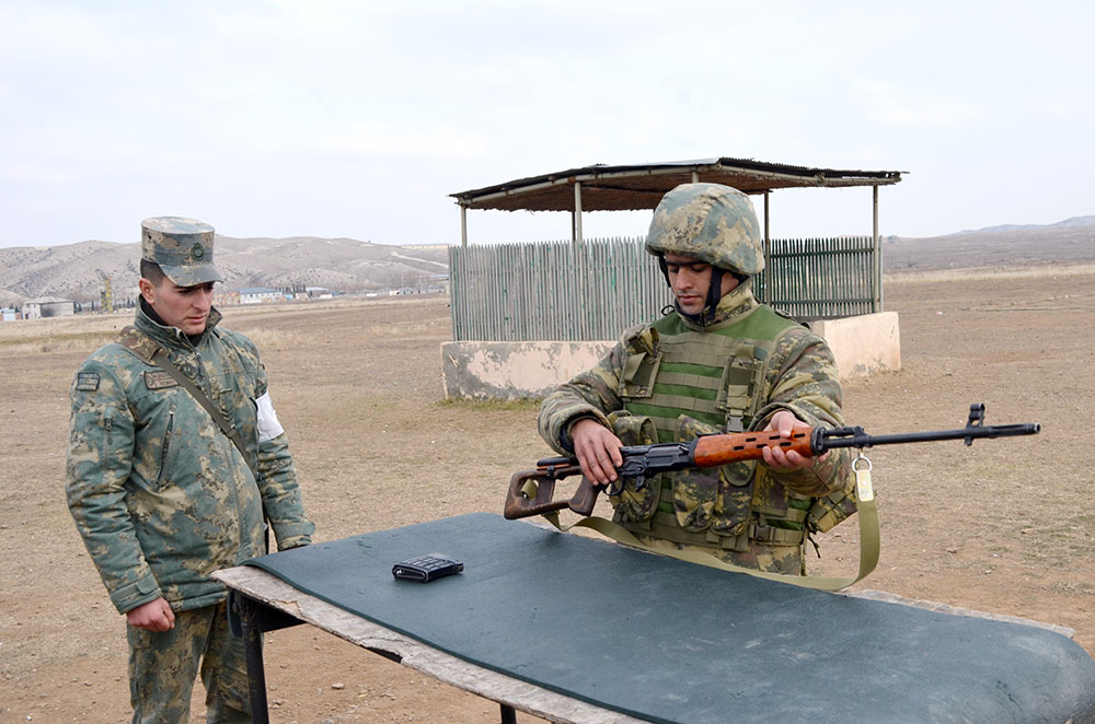 Hərbi vəzifəlilərlə keçirilən təlim toplanışı davam edir (FOTO/VİDEO)