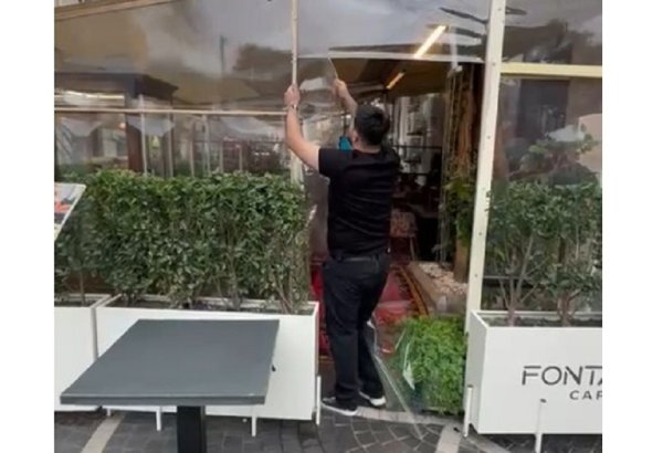 “Fəvvarələr” meydanında qanunsuz tikili sökülür - Dövlət Komitəsi (VİDEO)