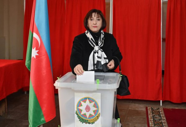 Milli Məclisin sədri Sahibə Qafarova 11 saylı seçki məntəqəsində səs verib