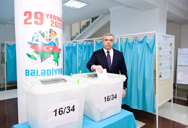Prezident Administrasiyasının rəhbəri Samir Nuriyev 34 saylı seçki məntəqəsində səs verib