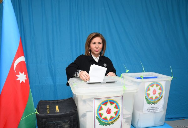 Bahar Muradova bələdiyyə seçkilərində səs verib